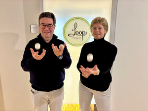 Pedro Torres und Natalie Beck vor Büro Loop Projekt